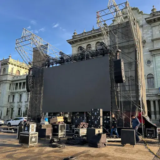 Instalación de pantallas gigantes en la Plaza de la Constitución - Omar Solís