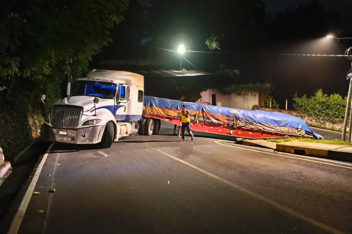 El vehículo permanece obstaculizando el paso en el área., PMT Santa Catarina Pinula