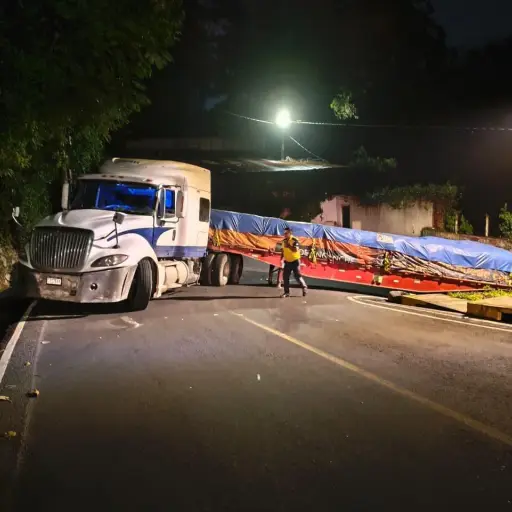 El vehículo permanece obstaculizando el paso en el área. ,PMT Santa Catarina Pinula