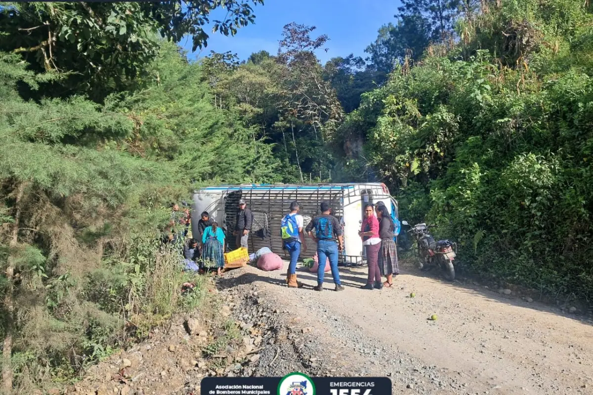 La unidad quedó volcada en un sector de la aldea Chilaxito., Bomberos Municipales Departamentales