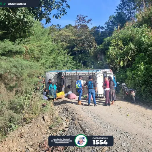 La unidad quedó volcada en un sector de la aldea Chilaxito. ,Bomberos Municipales Departamentales