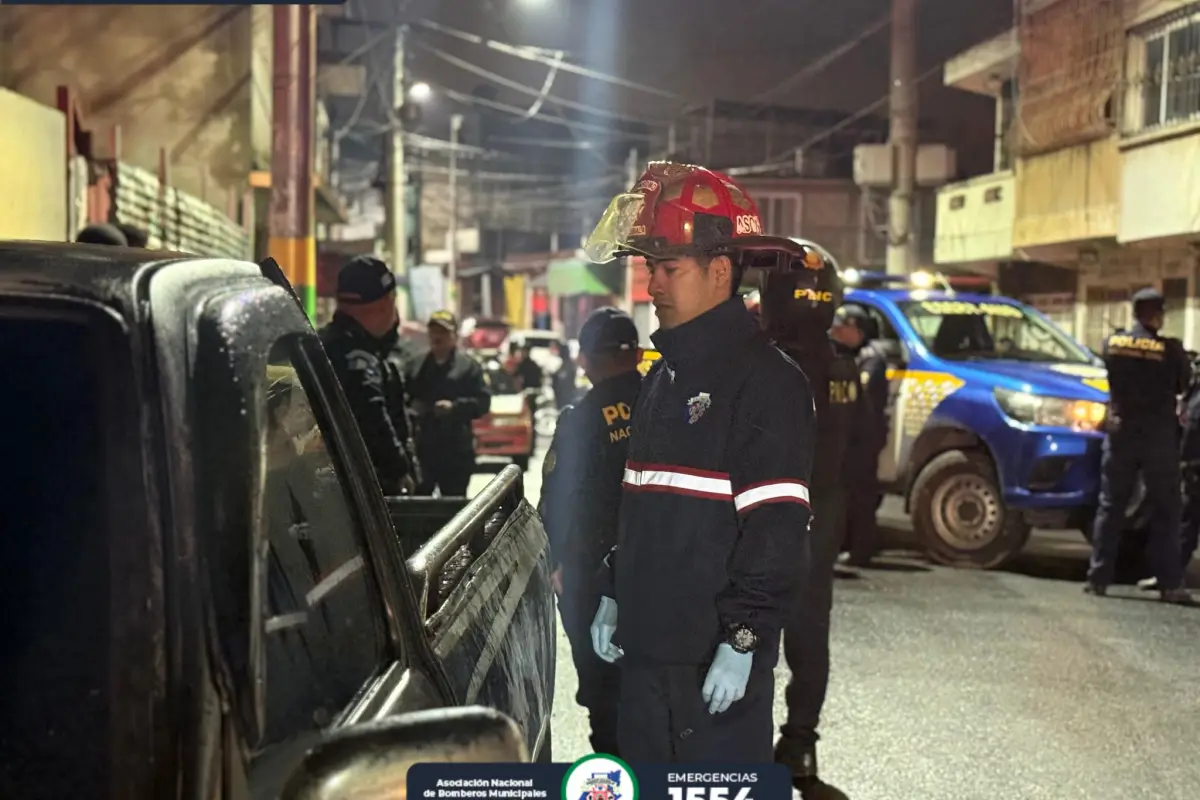 El cuerpo permanecía envuelto en lonas en la parte trasera de un vehículo tipo picop., Bomberos Municipales Departamentales