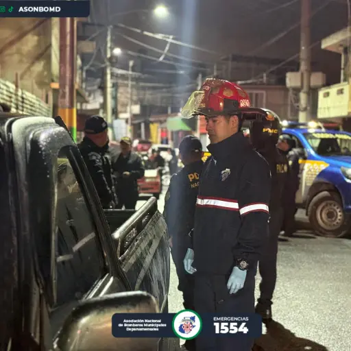 El cuerpo permanecía envuelto en lonas en la parte trasera de un vehículo tipo picop. ,Bomberos Municipales Departamentales