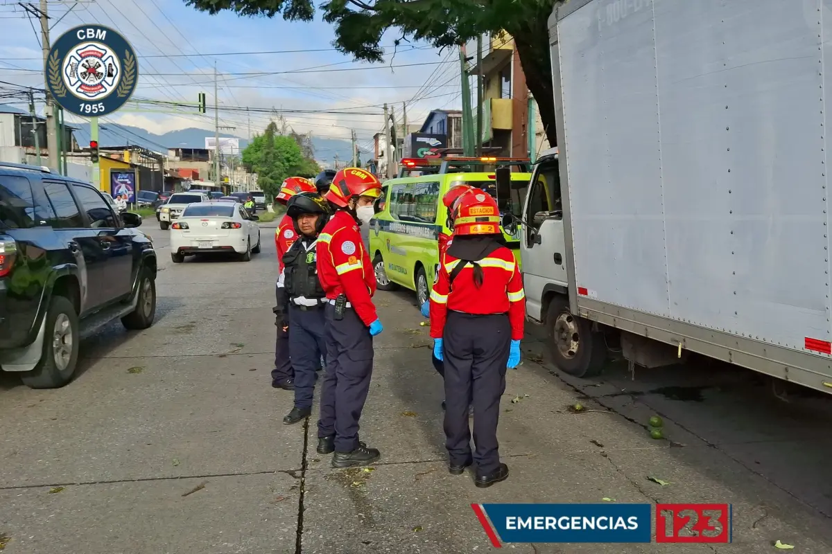 Las víctimas se encontraban en la cabina de este camión que permanecía colisionado en un sector de la zona 3 de Mixco., Bomberos Municipales