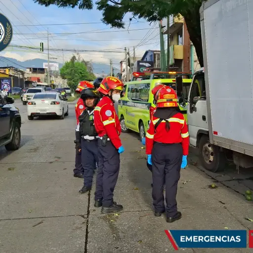 Las víctimas se encontraban en la cabina de este camión que permanecía colisionado en un sector de la zona 3 de Mixco. ,Bomberos Municipales