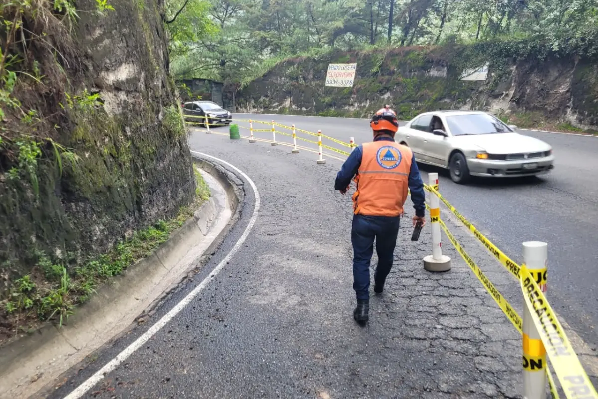 Personal de Conred verifica el área del derrumbe en zona 13., Conred