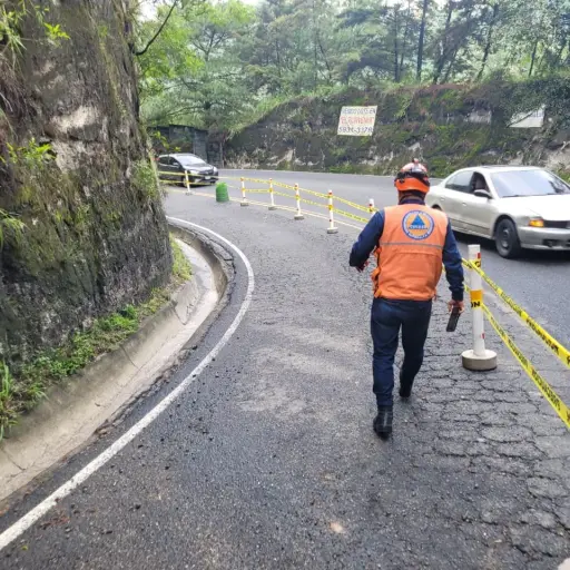 Personal de Conred verifica el área del derrumbe en zona 13. ,Conred