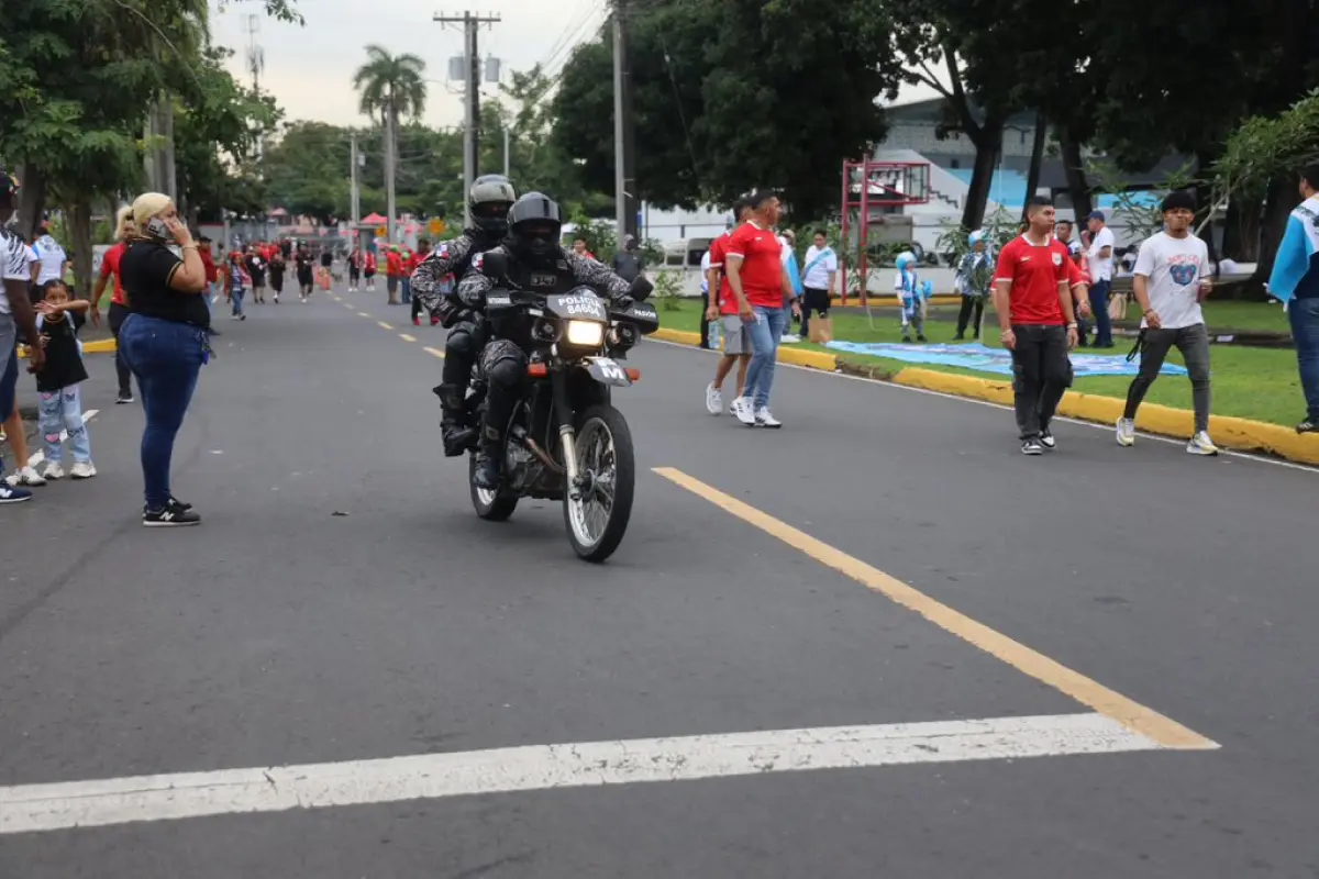 Despliegue policial en las afueras del estadio. ,  Policía Nacional de Panamá.