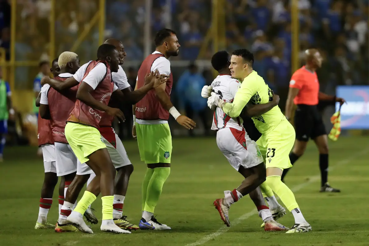  Surinam hace historia en El Salvador 