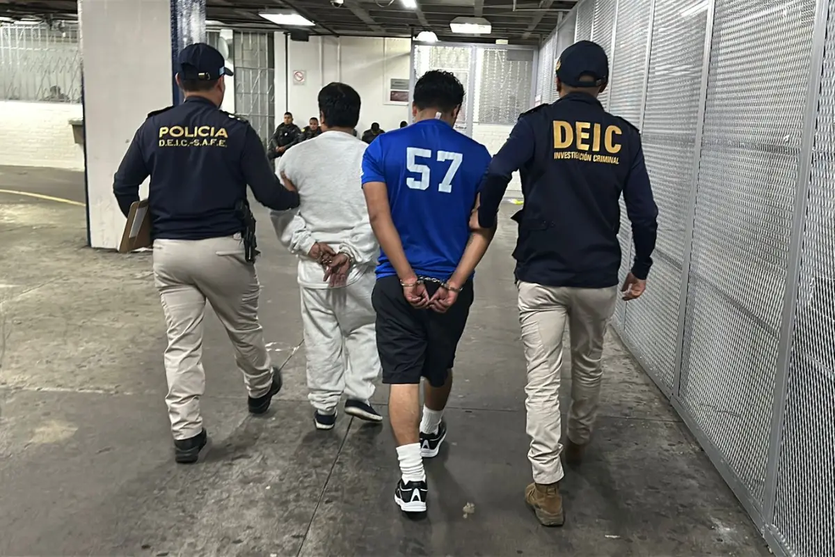 Dos de os ciudadanos guatemaltecos retornados tras su ingreso al país., PNC