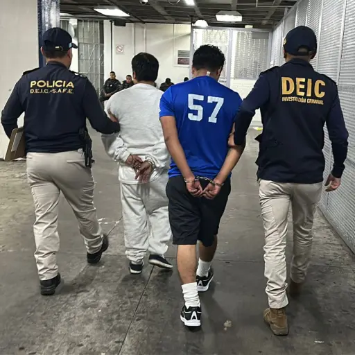 Dos de os ciudadanos guatemaltecos retornados tras su ingreso al país. ,PNC