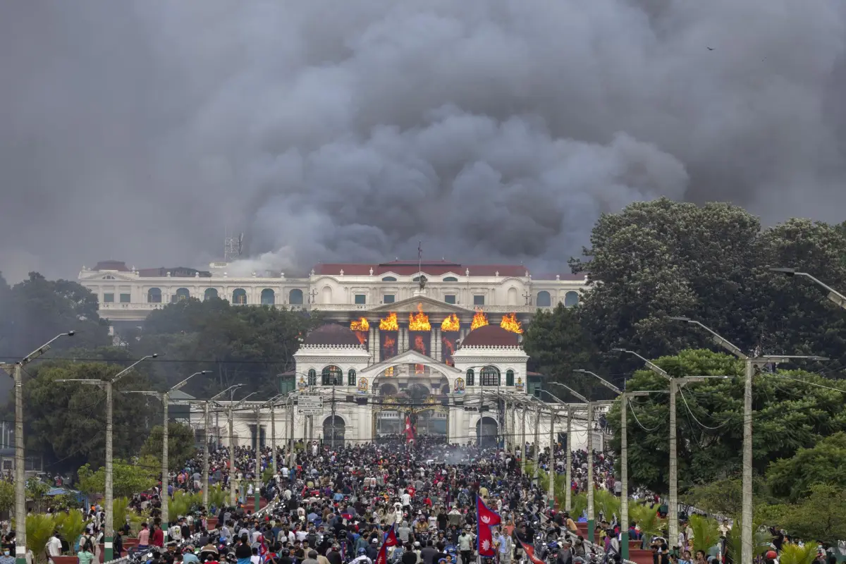 Manifestantes queman el Parlamento de Nepal, EFE