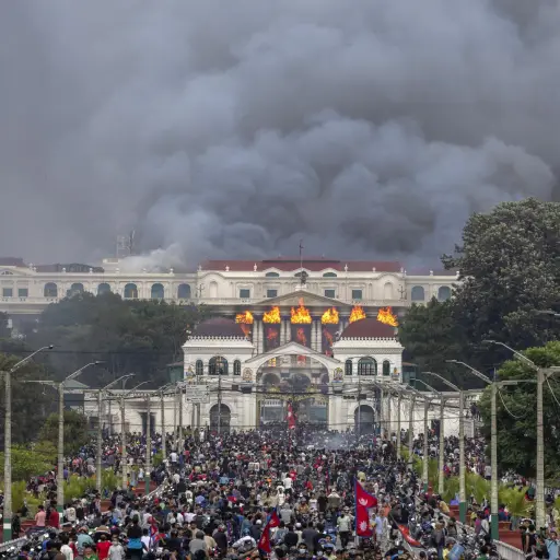 Manifestantes queman el Parlamento de Nepal ,EFE