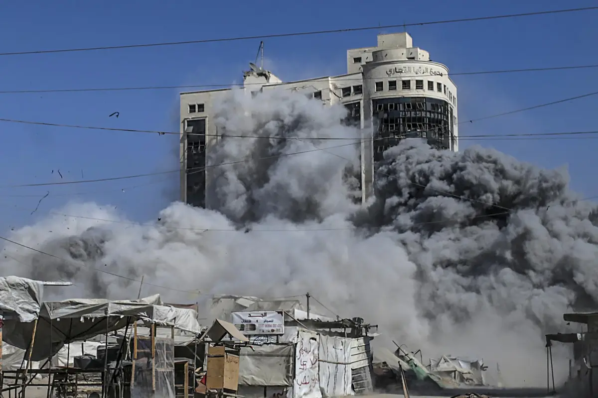 Edificio en Gaza se derrumba tras bombardeo de Israel, EFE