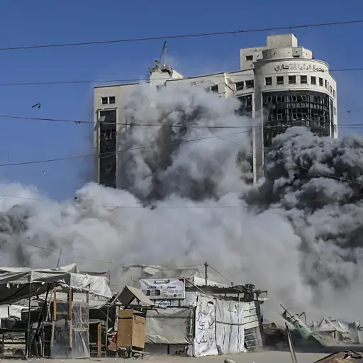 Edificio en Gaza se derrumba tras bombardeo de Israel ,EFE
