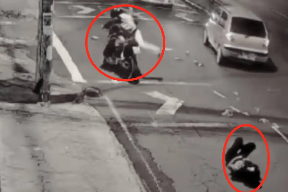 Provoca accidente, abandona a su novia y cuida su moto., Captura de pantalla video X.