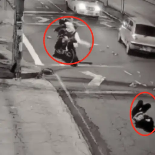 Provoca accidente, abandona a su novia y cuida su moto. ,Captura de pantalla video X.
