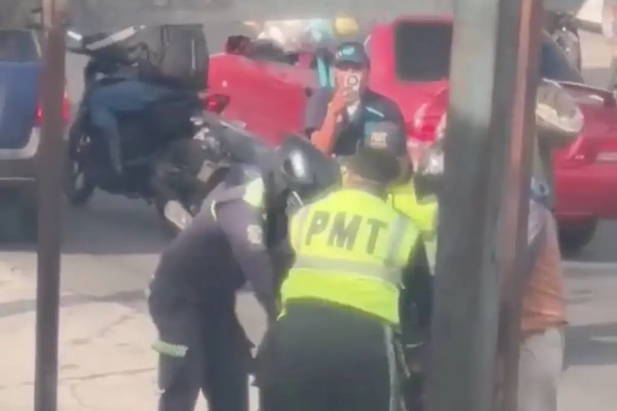 Enfrentamiento entre motorista y agente de la PMT., Captura de pantalla video X.