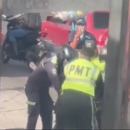 Enfrentamiento entre motorista y agente de la PMT. ,Captura de pantalla video X.