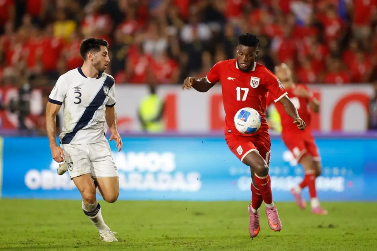 Ismael Díaz frente a Nicolás Samayoa en partido jugado en el estadio Rommel Fernández