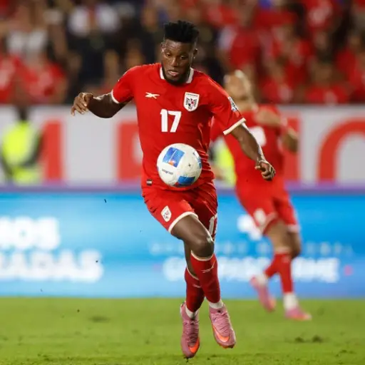 Ismael Díaz frente a Nicolás Samayoa en partido jugado en el estadio Rommel Fernández