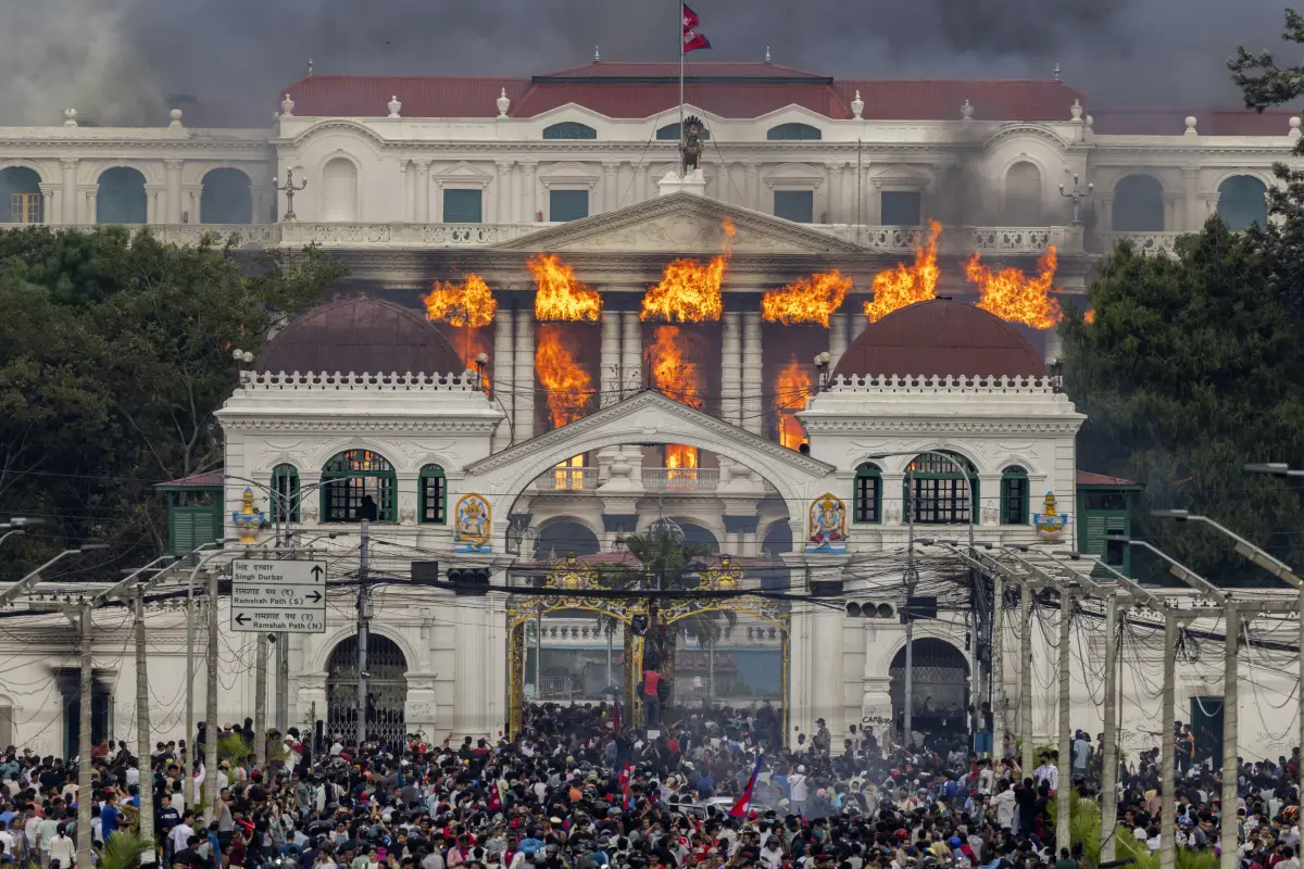 Cientos de manifestantes irrumpieron y quemaron el Parlamento de Nepal., Foto EFE