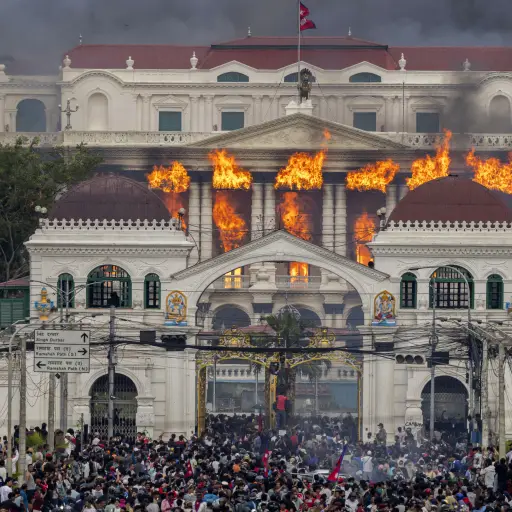 Cientos de manifestantes irrumpieron y quemaron el Parlamento de Nepal. ,Foto EFE