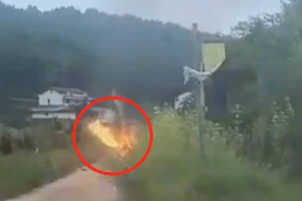 El helicóptero del influencer chino antes de perder el control y explotar. , Captura de pantalla video X.