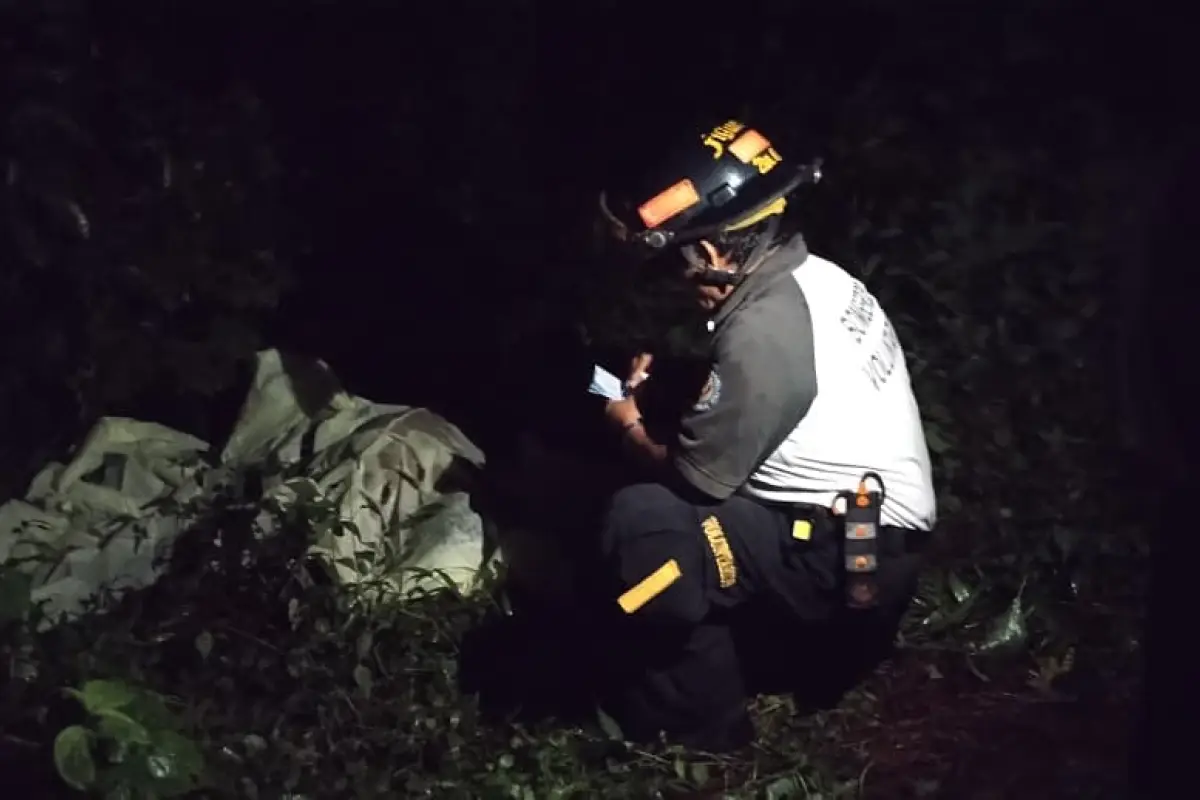Los cuerpos fueron hallados en un área con vegetación, en Mixco., Bomberos Voluntarios