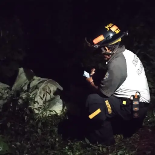 Los cuerpos fueron hallados en un área con vegetación, en Mixco. ,Bomberos Voluntarios