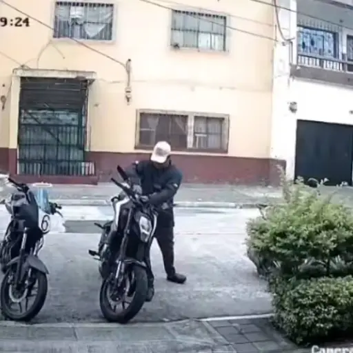 Hombre robó motocicleta en zona 5. ,Captura de pantalla video Facebook.