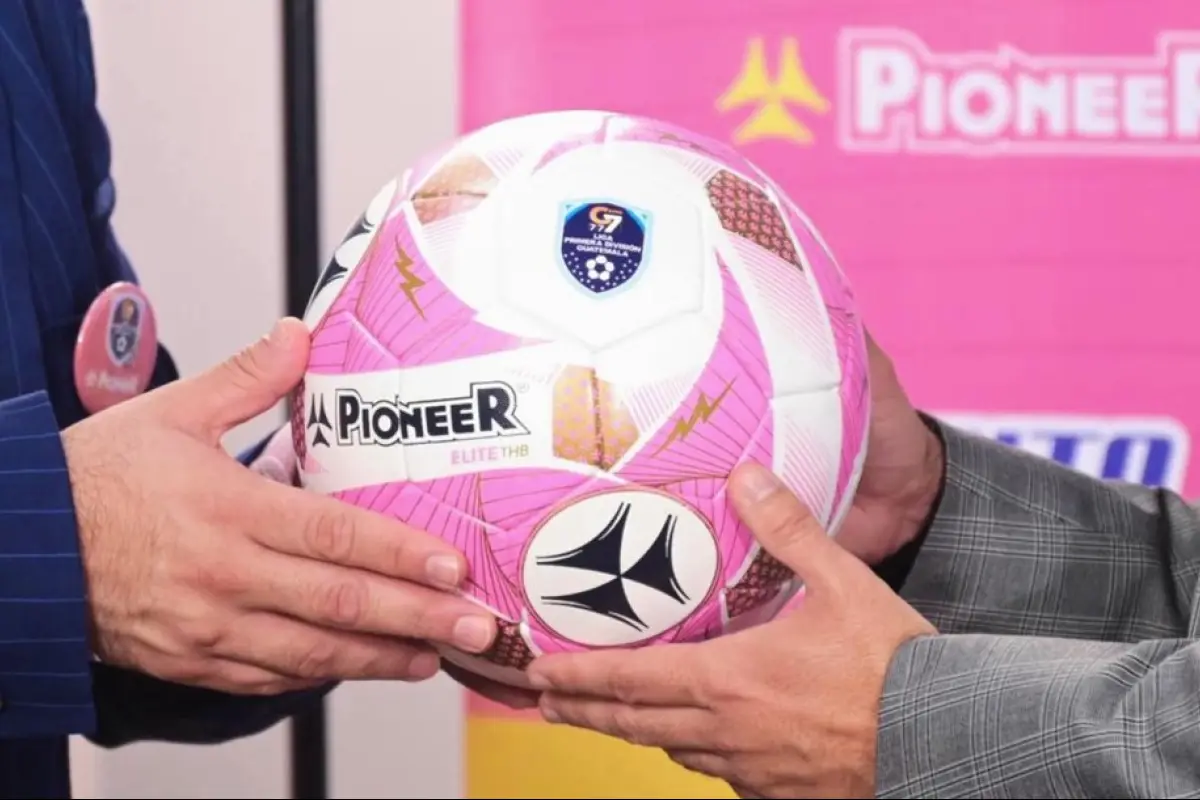 Primera División presenta su balón rosado 