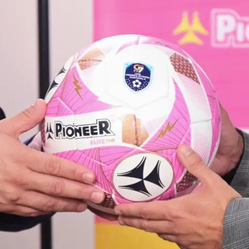 Primera División presenta su balón rosado 