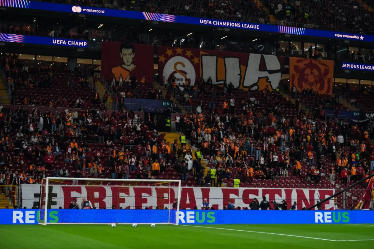 Afición de Galatasaray mostró su apoyo a Palestina durante Champions League 