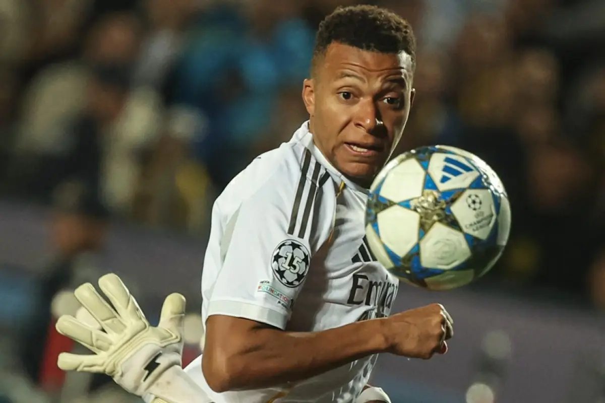 Kylian Mbappé hizo un triplete ante el equipo del Kairat 