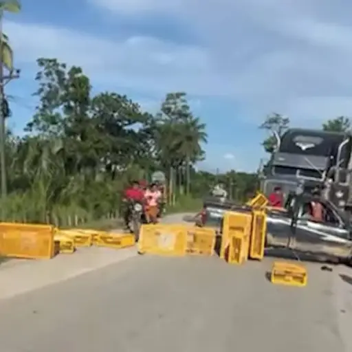 Video evidencia imprudencia de conductor de picop.  ,Captura de pantalla video Facebook.