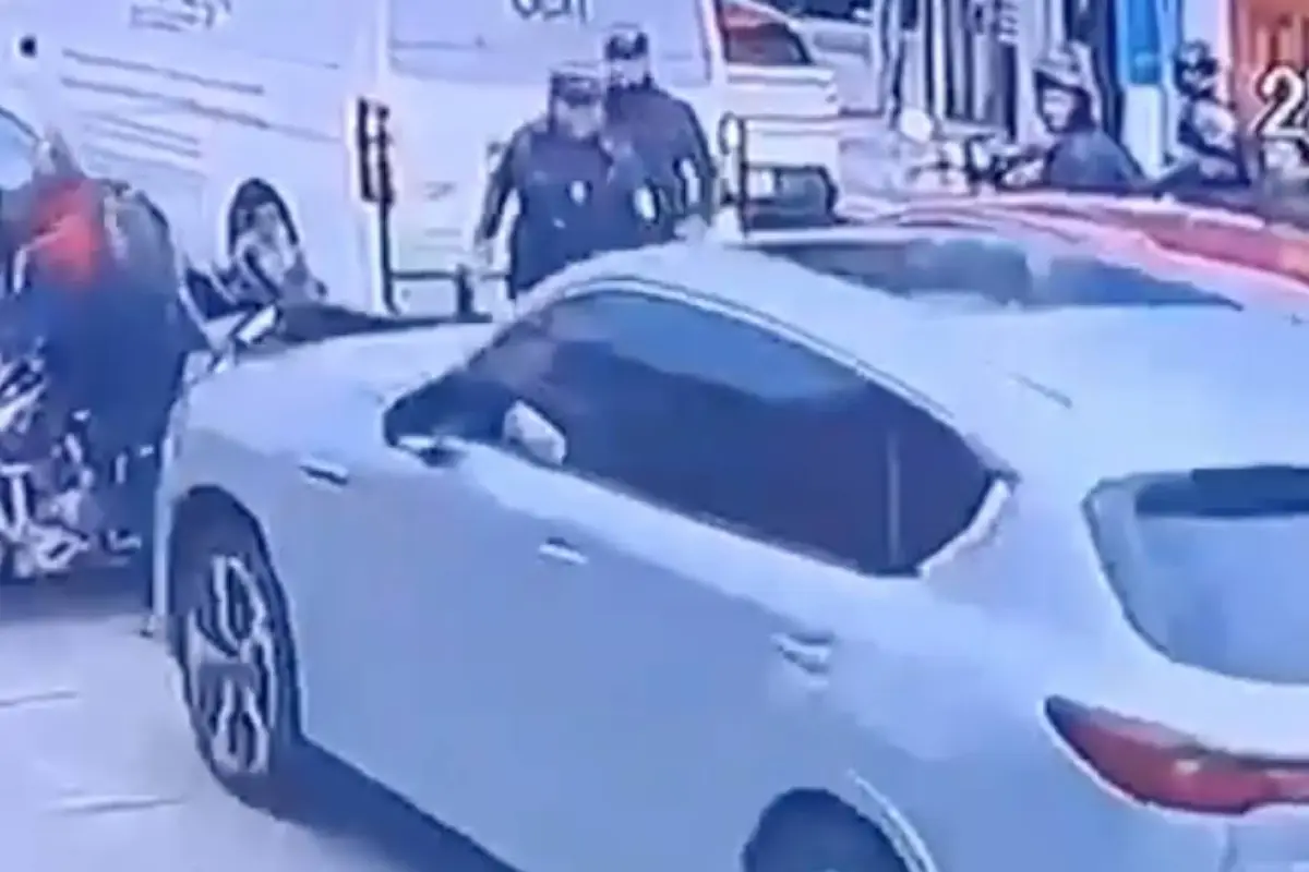 Cámaras de videovigilancia captaron el momento de la agresión contra el motorista., redes sociales