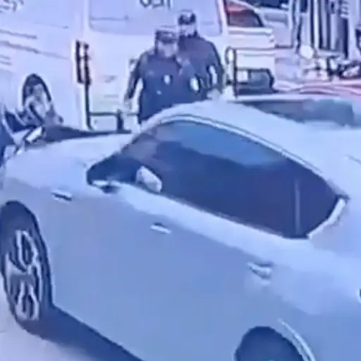 Cámaras de videovigilancia captaron el momento de la agresión contra el motorista. ,redes sociales