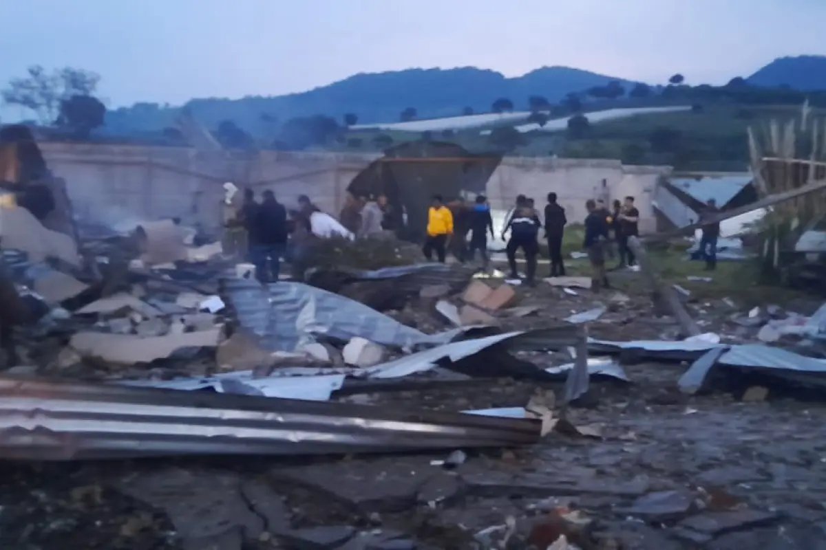Bomberos localizaron a dos personas sin vida, tras la explosión de la cohetería., Foto Bomberos Voluntarios