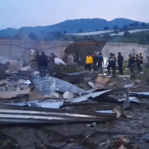 Bomberos localizaron a dos personas sin vida, tras la explosión de la cohetería. ,Foto Bomberos Voluntarios