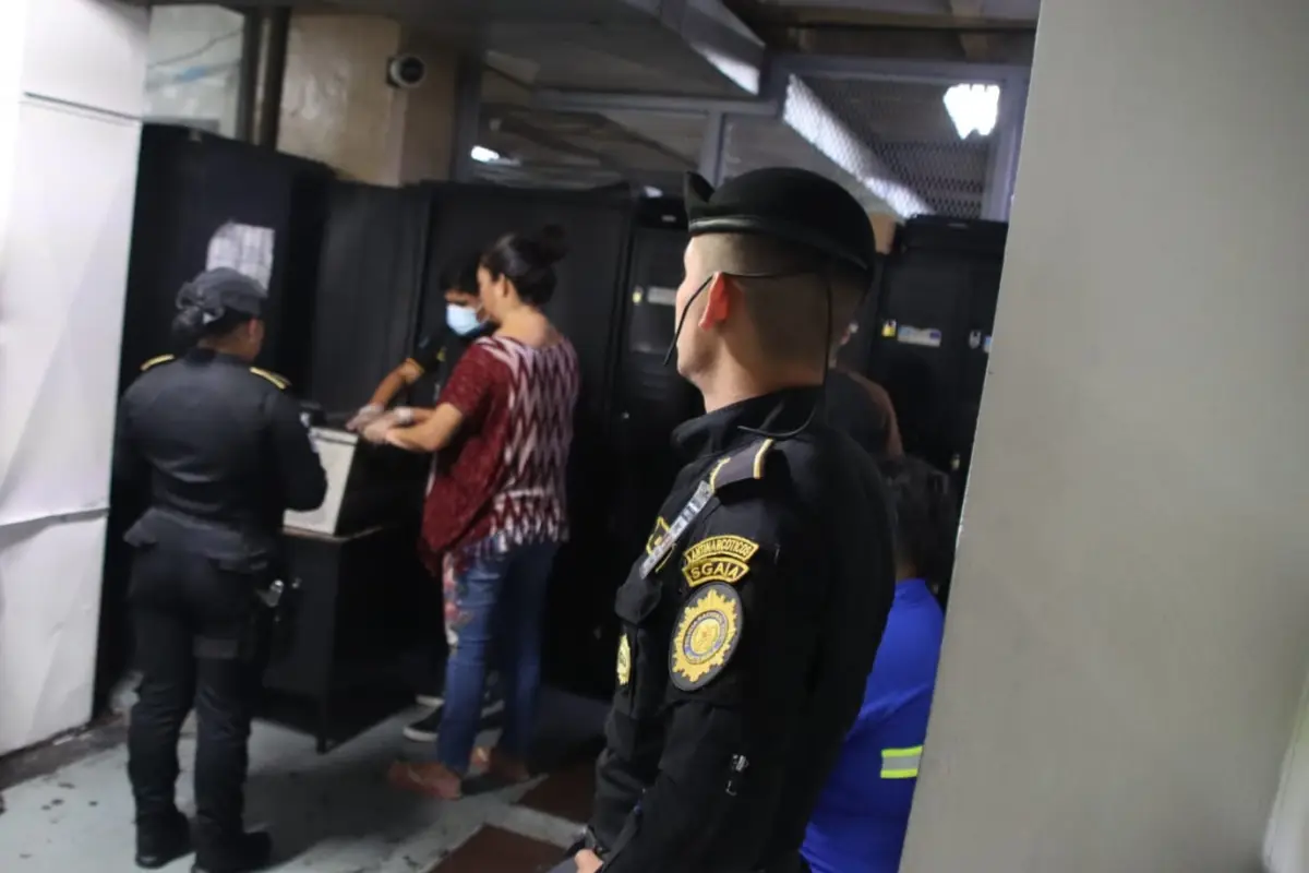 La mujer fue capturada en el Aeropuerto Internacional La Aurora. , Foto PNC