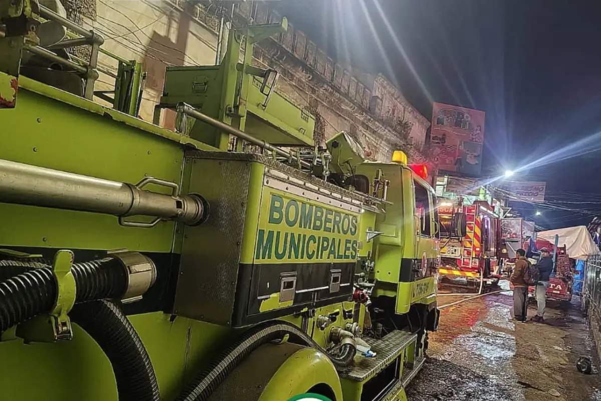 Bomberos lograron controlar las llamas durante la madrugada de este sábado., Foto Bomberos Municipales Departamentales