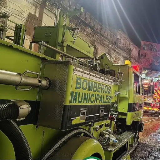 Bomberos lograron controlar las llamas durante la madrugada de este sábado. ,Foto Bomberos Municipales Departamentales