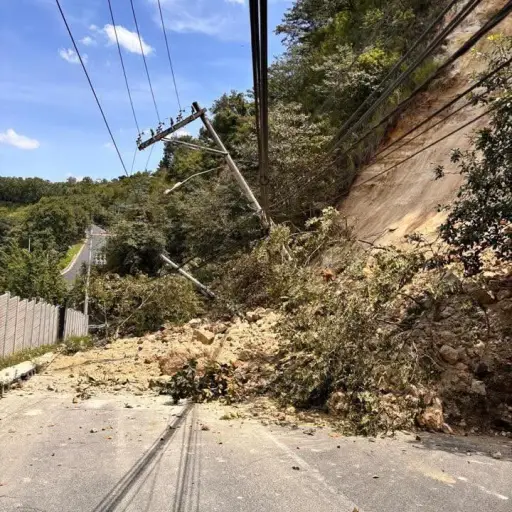 Un delizamiento afectó el tendido eléctrico en la zona 7 de Villa Nueva.  ,Foto EEGSA