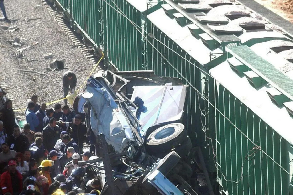 Efectivos de rescate recogen los cuerpos de las víctimas del accidente de un autobús que chocó con un tren de carga, en Guanajuato, México,  EFE/Str
