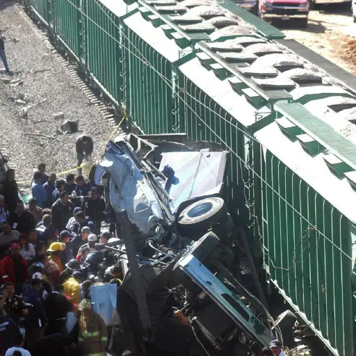 Efectivos de rescate recogen los cuerpos de las víctimas del accidente de un autobús que chocó con un tren de carga, en Guanajuato, México , EFE/Str
