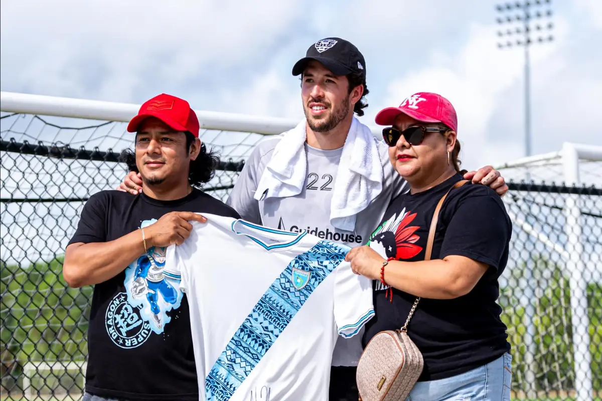 Aficionados guatemaltecos con Aaron Herrera - DC United