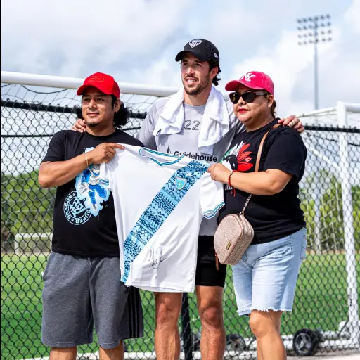 Aficionados guatemaltecos con Aaron Herrera - DC United