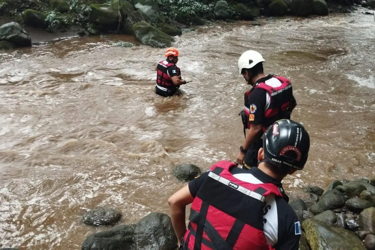 Bomberos recuperaron el cuerpo de una de las víctimas., Foto Bomberos Voluntarios
