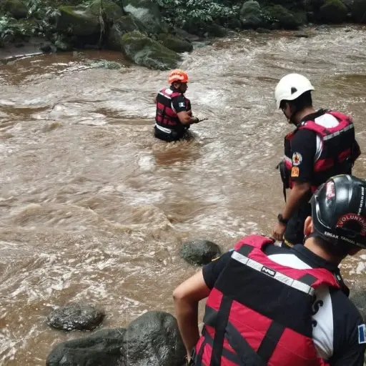 Bomberos recuperaron el cuerpo de una de las víctimas. ,Foto Bomberos Voluntarios